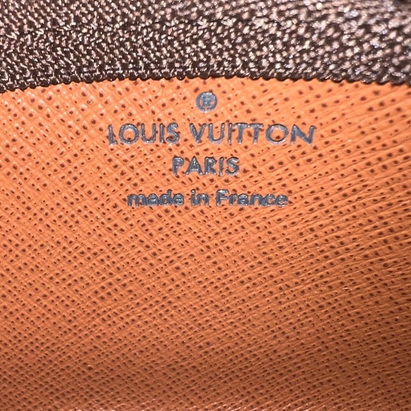 Louis Vuitton Authentic key & card holder in monogram NWT in dust pouch and box - Picture 2 of 8